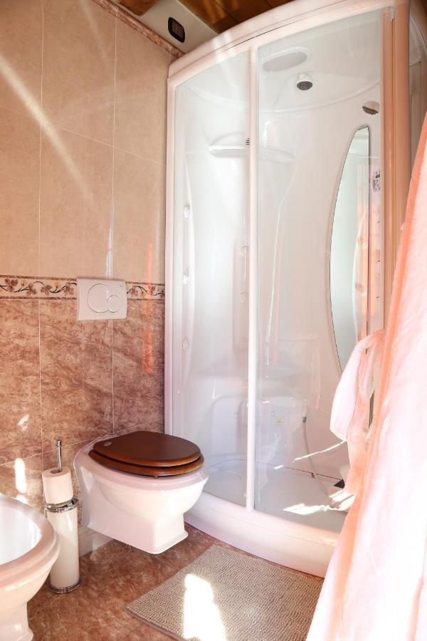 Deluxe Double Room Shower