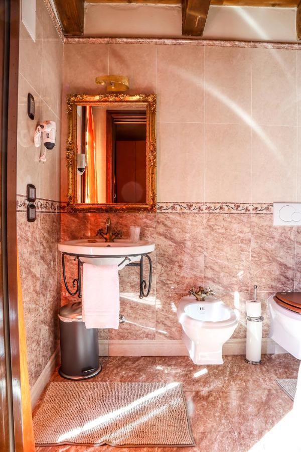 Deluxe Double Room Shower