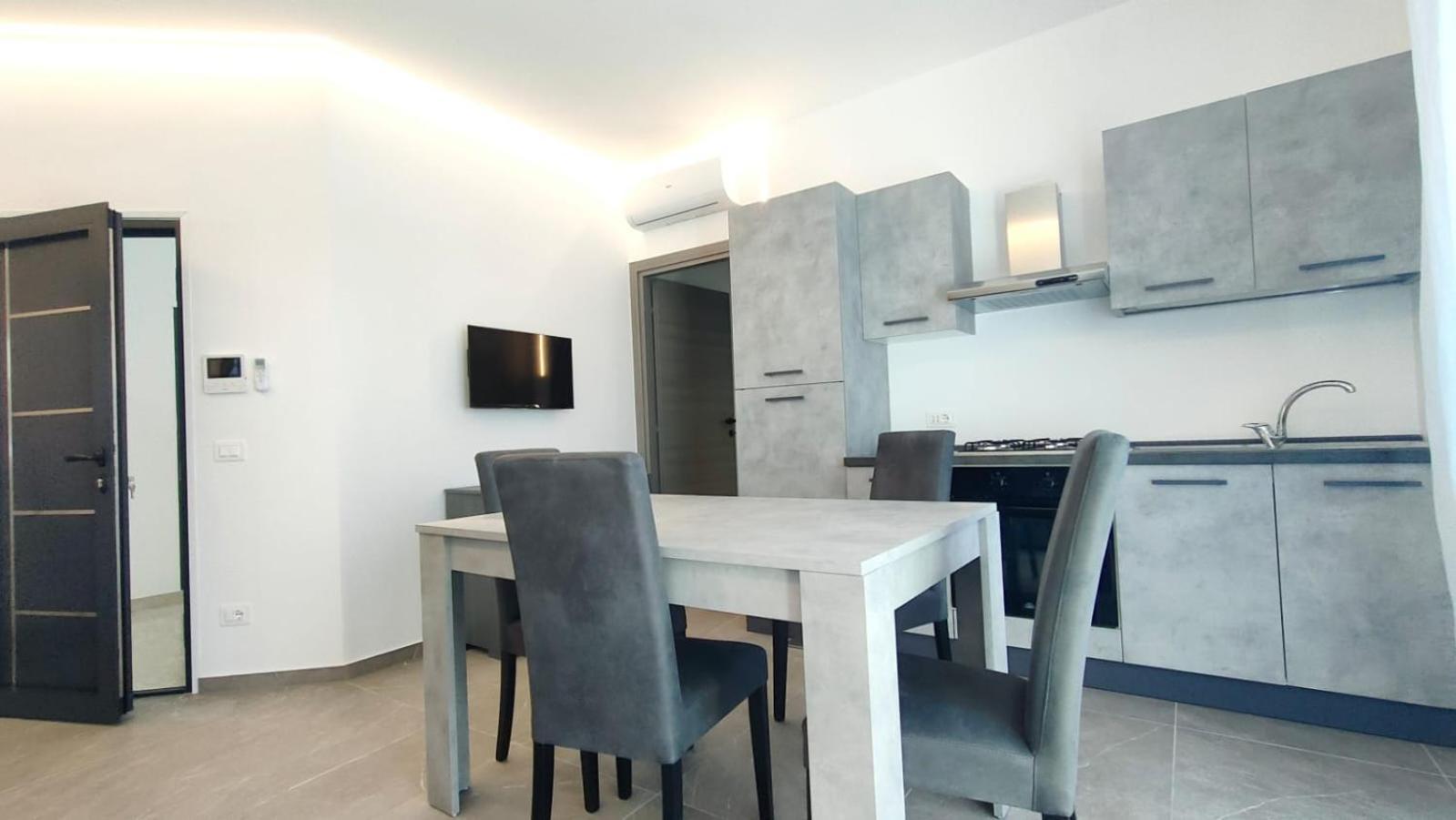 One-Bedroom Apartment Balcony,1592576063:JPEG