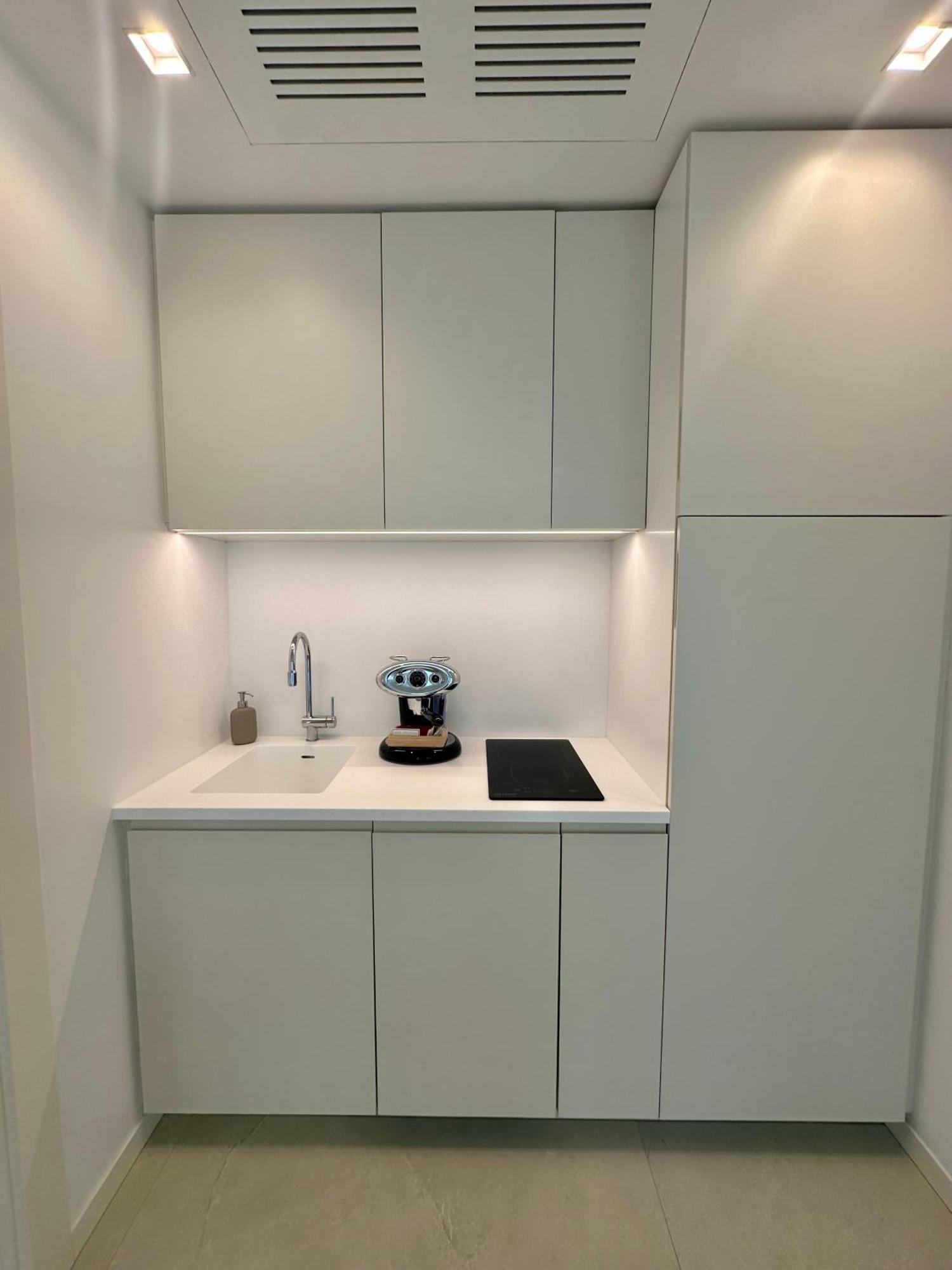 Deluxe One-Bedroom Apartment
