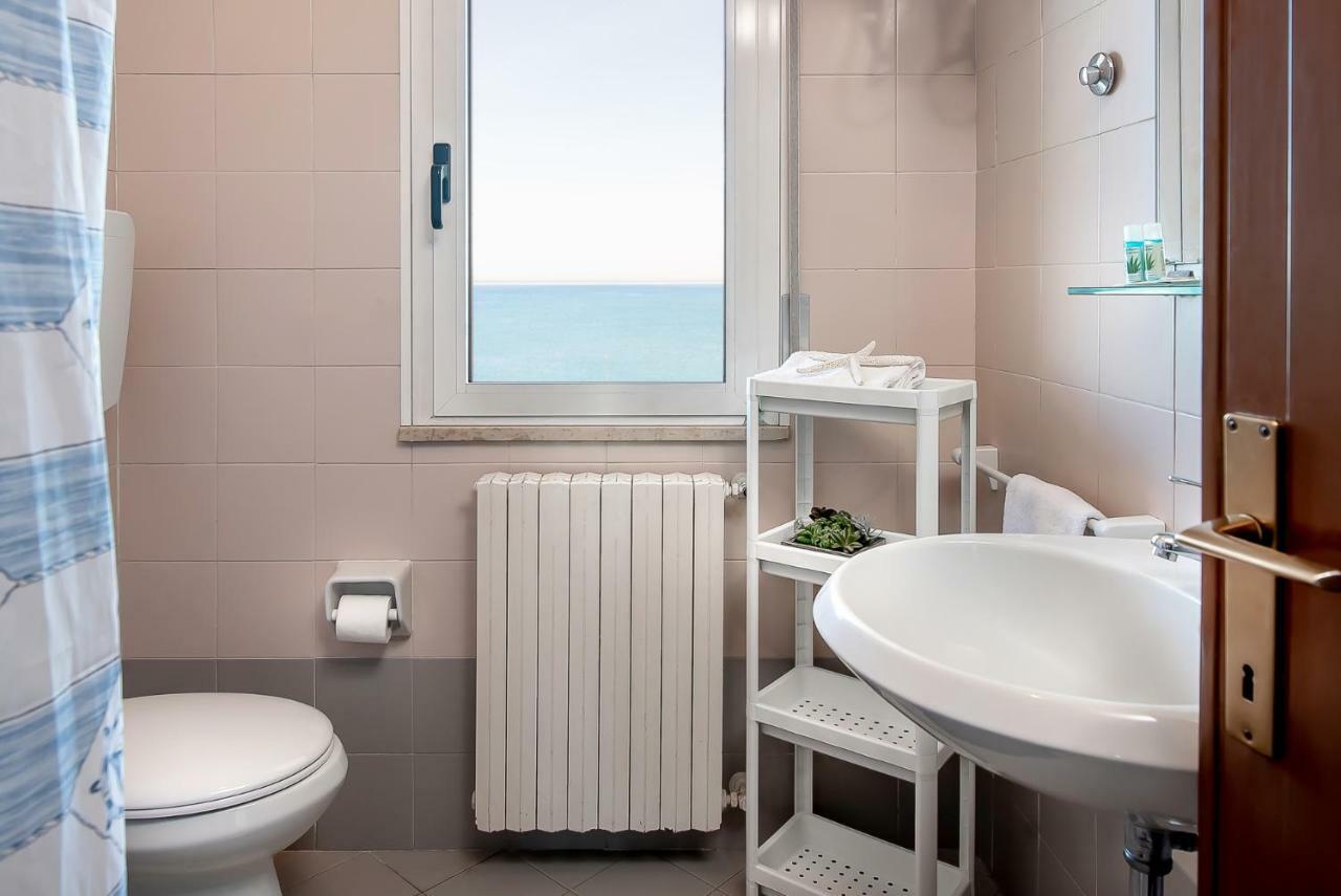One Bedroom Apartment Lateral Sea View