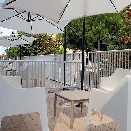 Hotel Canasta-2