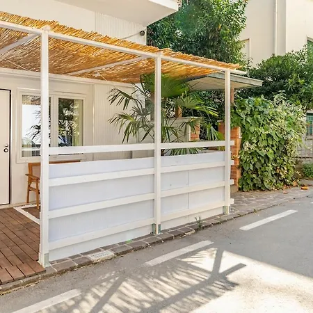 a 75 passi dal mare con parcheggio privato e giardino-2