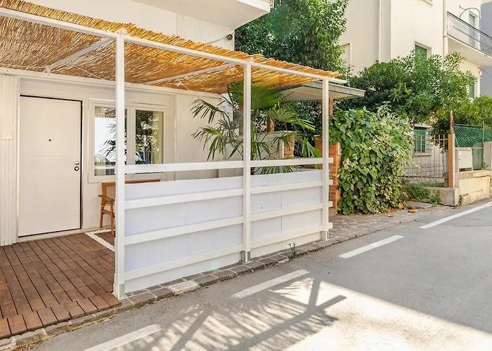a 75 passi dal mare con parcheggio privato e giardino